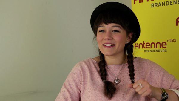 Leona Heine trägt meistens Zöpfe und einen Hut. Auch in der band mit ihren drei "Jungs" hat sie den Hut auf.