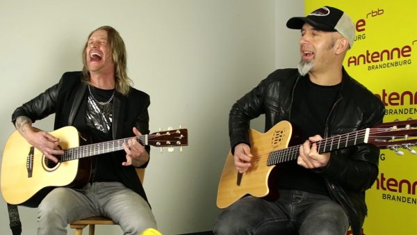 Freddy Scherer und Nic Maeder beim Akustik-Gig im Antenne Brandenburg Studio