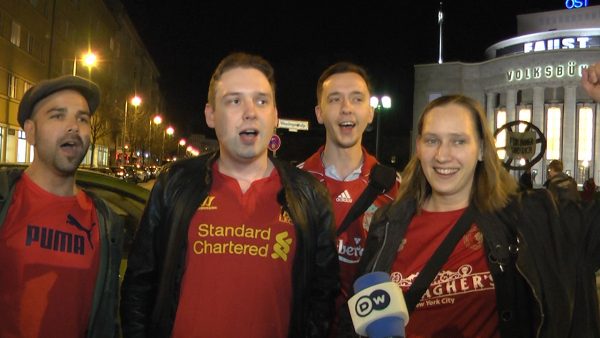 Kräftig bei Stimme. Die Fans des FC Liverpool singen "You´ll Never Walk Alone" aus vollem herzen.