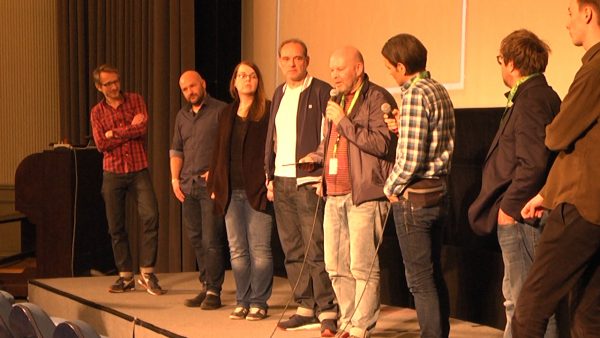 Filmemacher André Schäfer beantwortet im Kreis seines Teams auf der Premiere Fragen des Publikums. 