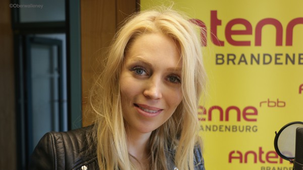 Alexa Feser stekllt bei Antenne Brandenburg ihr Debutalbum vor.