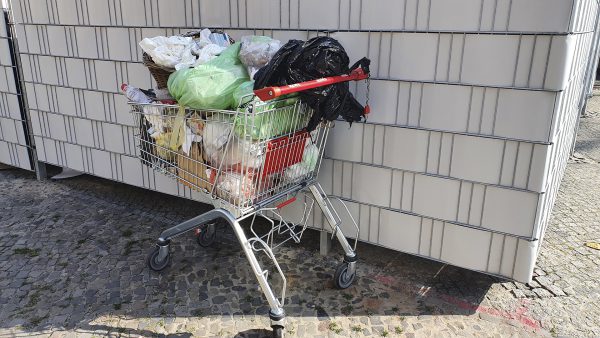 Einkaufswagen als Mülleimer benutzt