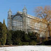 Erhaben steht das Mittelmeerhaus im Botanischen Garten Berlin