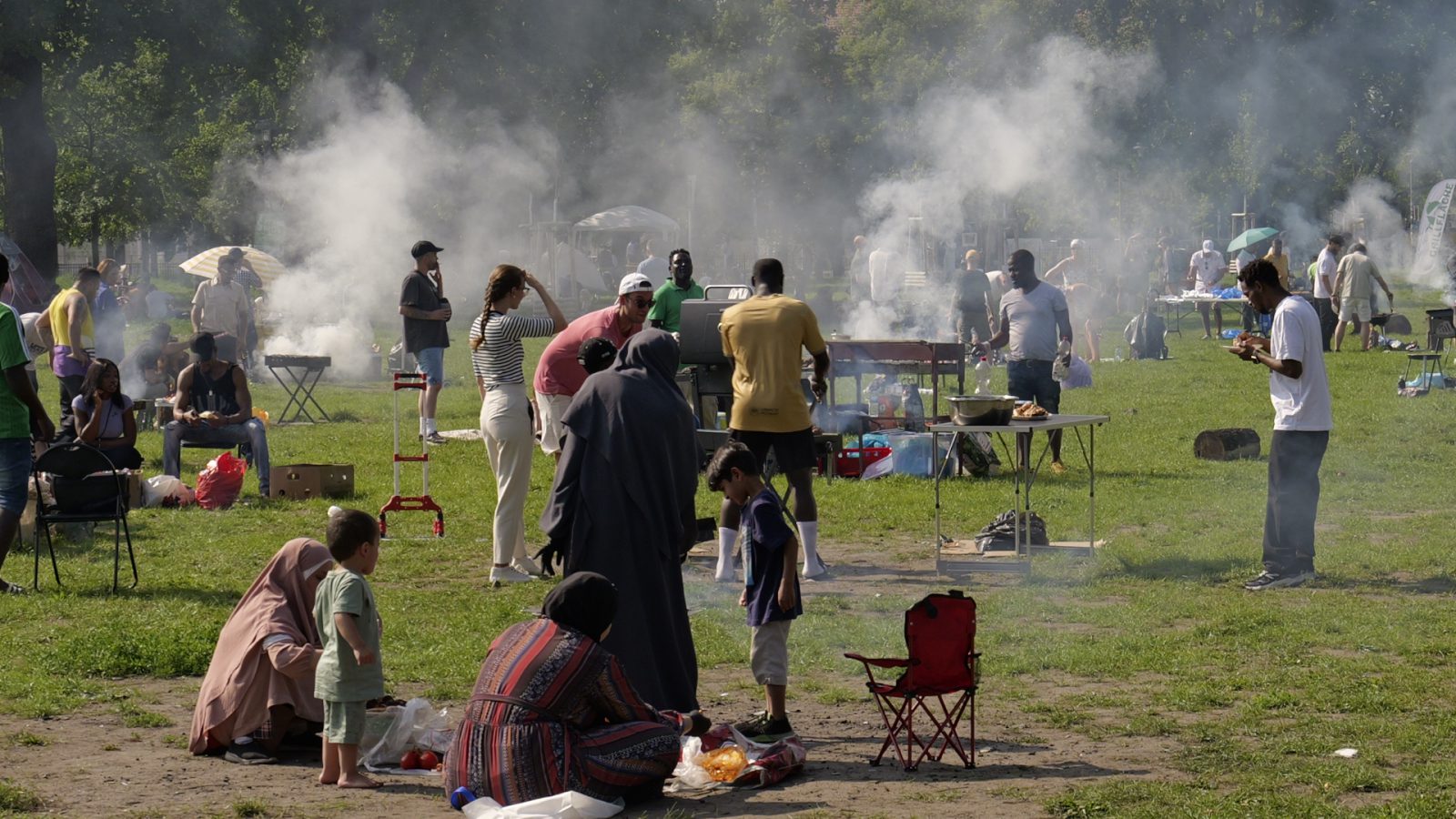 Die Grillwiese im Volkspark Friedrichshain ist sehr beliebt. Allerdings empfinden die Anwohner den Rauch, den Geruch und laute Partymusik bis spät abends als Belästigung.