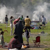 Die Grillwiese im Volkspark Friedrichshain ist sehr beliebt. Allerdings empfinden die Anwohner den Rauch, den Geruch und laute Partymusik bis spät abends als Belästigung.