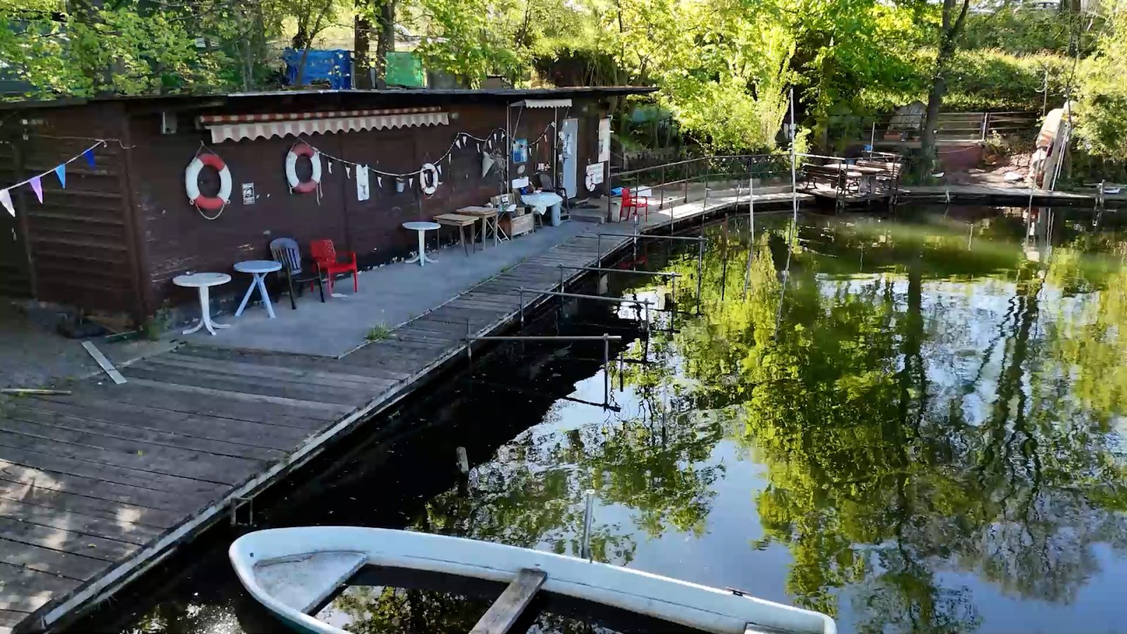 Einsam und verlassen liegt die Fischerpinte am Plötzensee in Berlin. Der Bezirk möchte keine weitere Nutzung wie bisher.