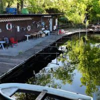 Einsam und verlassen liegt die Fischerpinte am Plötzensee in Berlin. Der Bezirk möchte keine weitere Nutzung wie bisher.
