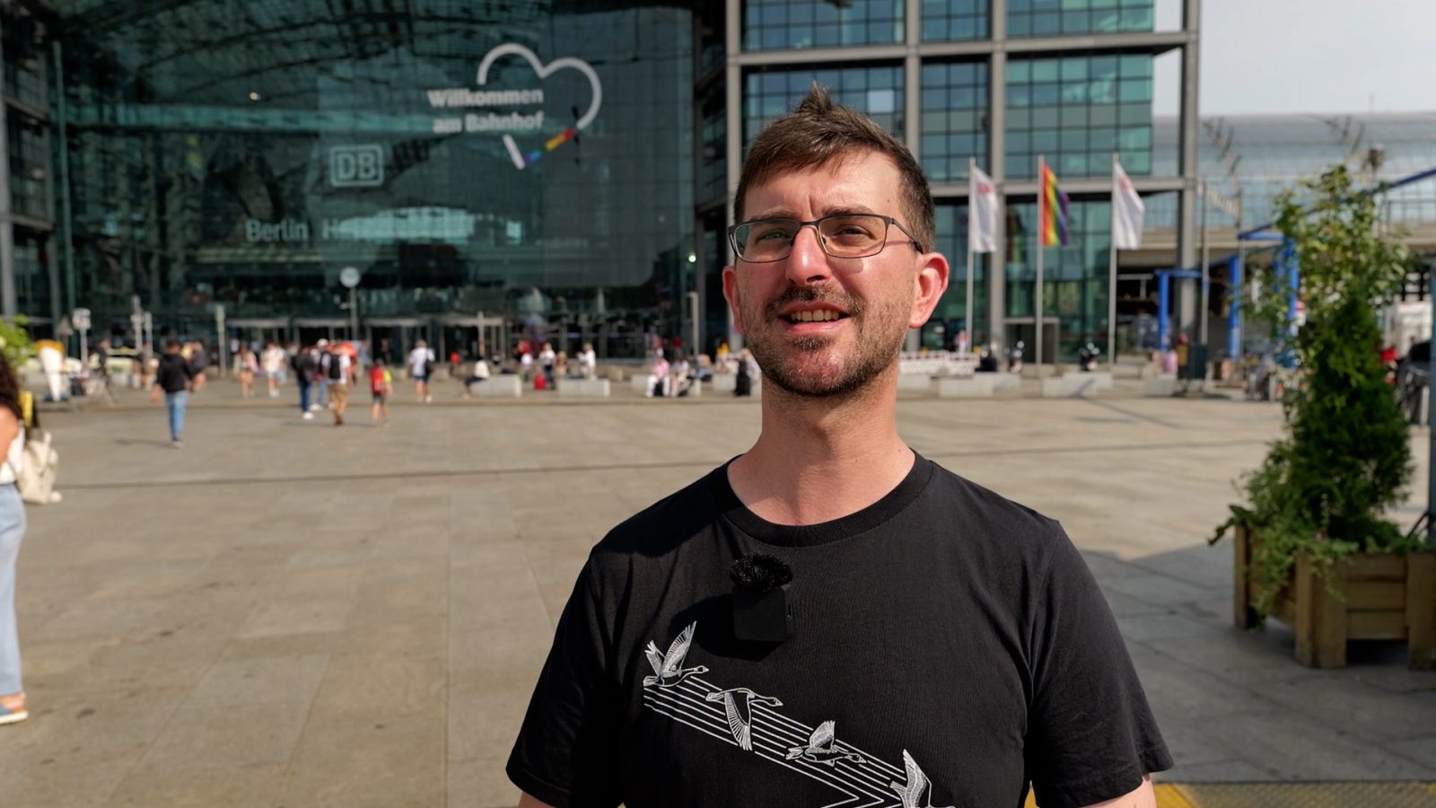 Martin Rümmler vom NABU vor dem Berliner Hauptbahnhof