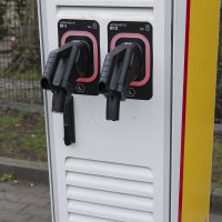 Kabeldiebe haben an dieser Ladesäule die kupferhaltigen kabel gestohlen.