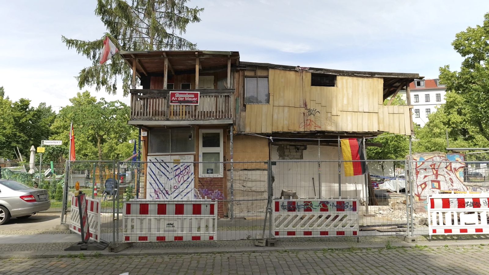 Das Baumhaus an der Mauer steht am Bethaniendamm seit den 80er Jahren. Osman Kalin hat das haus samt Gemüsegarten auf einem Mauerstreifen im Niemandslanderichtet.