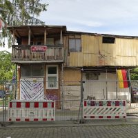 Das Baumhaus an der Mauer steht am Bethaniendamm seit den 80er Jahren. Osman Kalin hat das haus samt Gemüsegarten auf einem Mauerstreifen im Niemandslanderichtet.