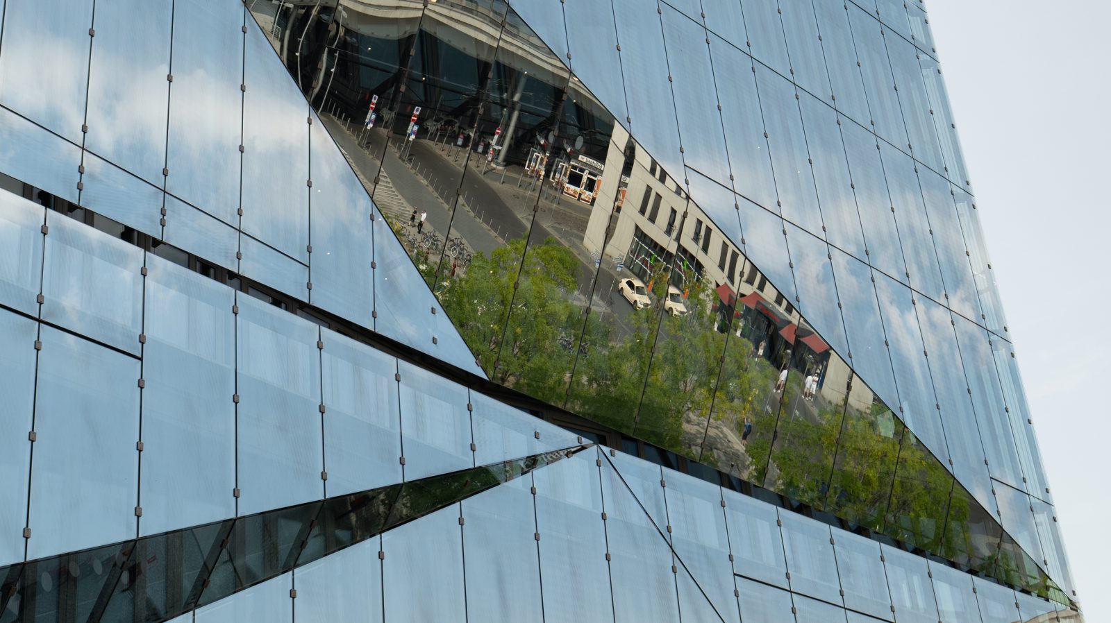 Im Cube-Gebäude spiegelt sich die Umgebung.