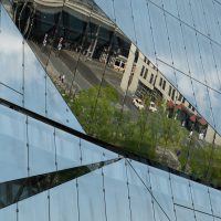 Im Cube-Gebäude spiegelt sich die Umgebung.