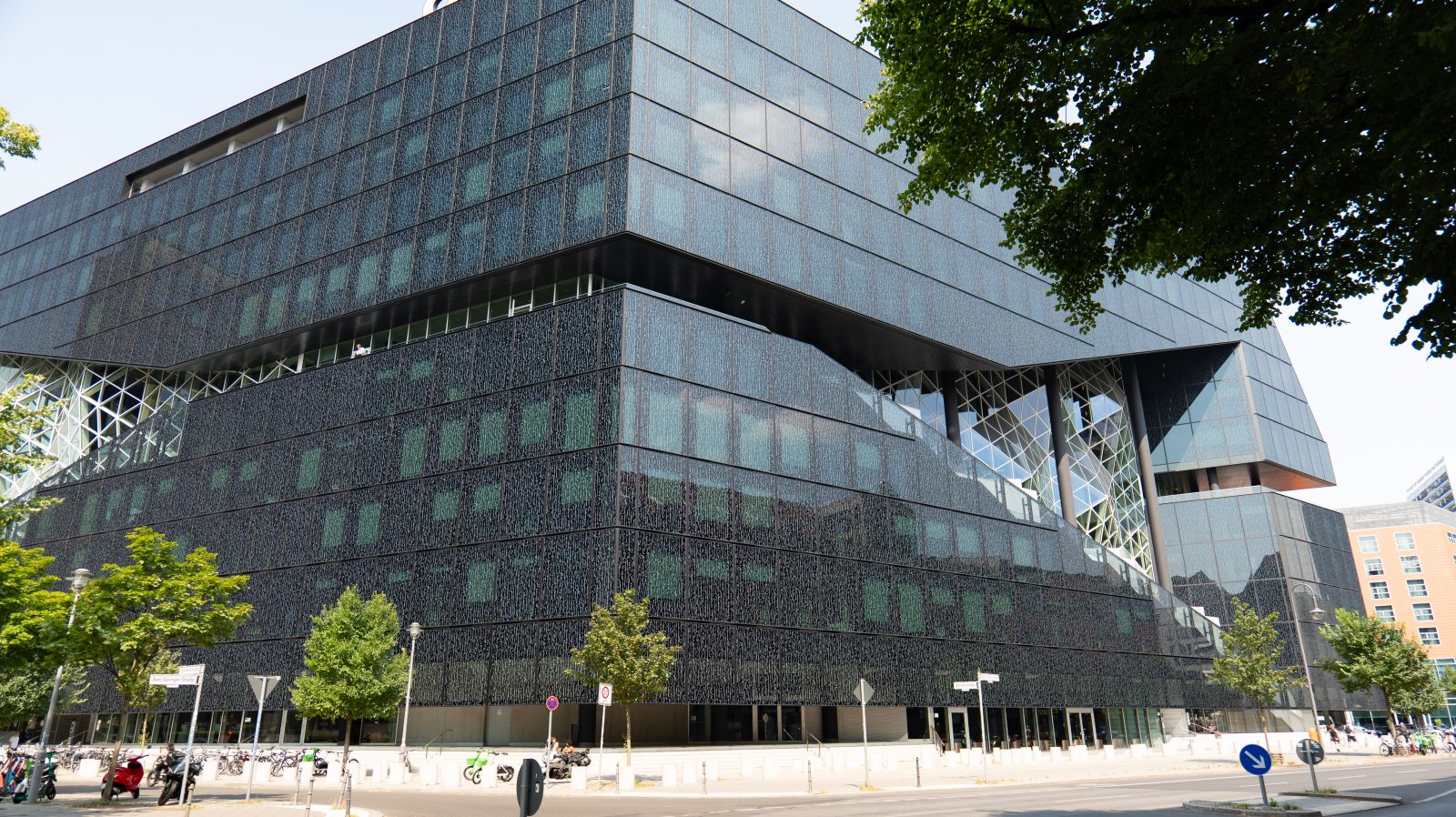 Vogelschutz am Axel Springer-Neubau. Die gläsernen Fassadenteile sind mit einem Muster versehen, das für Vögel als Hindernis zu erkennen ist.